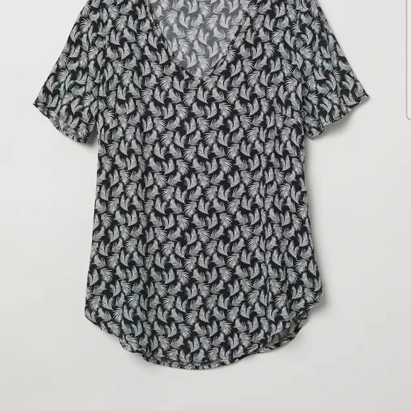 H&M Black and White Leaf Print V-Neck Short Sleeve Shirt/Blouse. - Picture 1 of 10